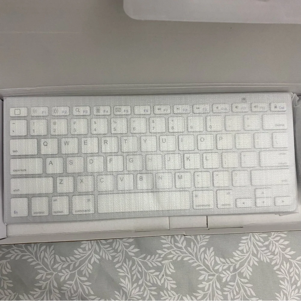 NWT Wireless Keyboard and Mouse Set